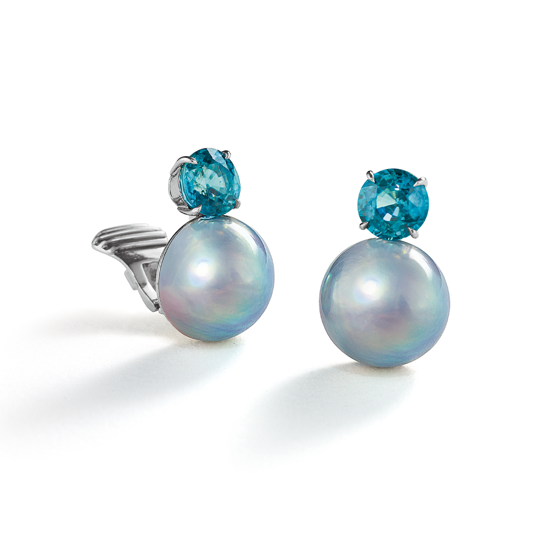 Bouton Earclips in pearl and blue zircon