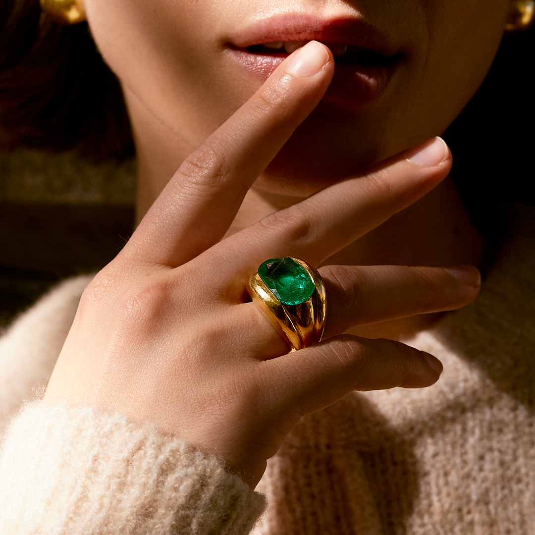 Bourrelets Ring in Emerald on model