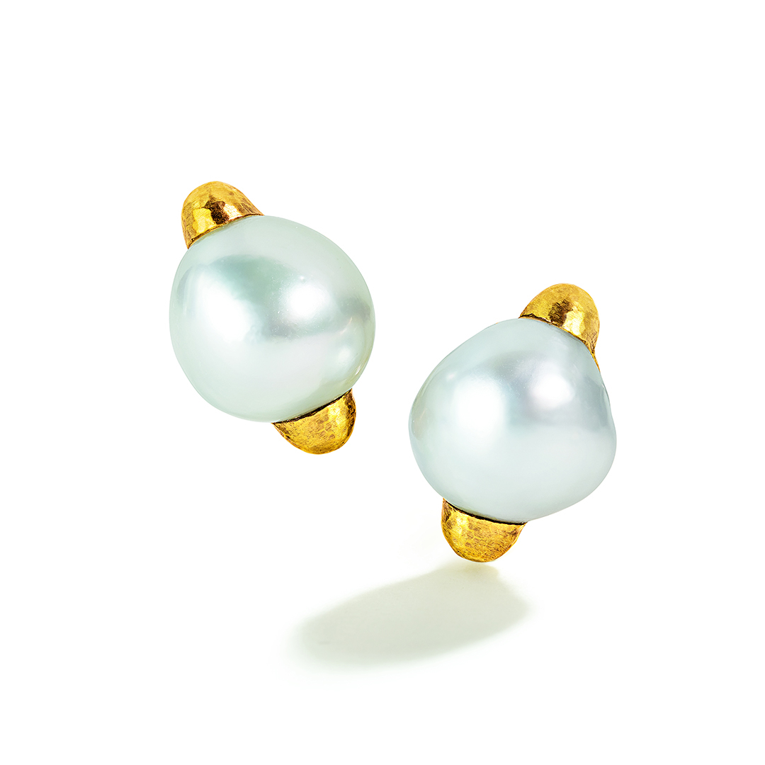 RG03_SG03_S03_Belperron-Couronne-Earclips_Pearl_2024_1080x1080_acf_cropped