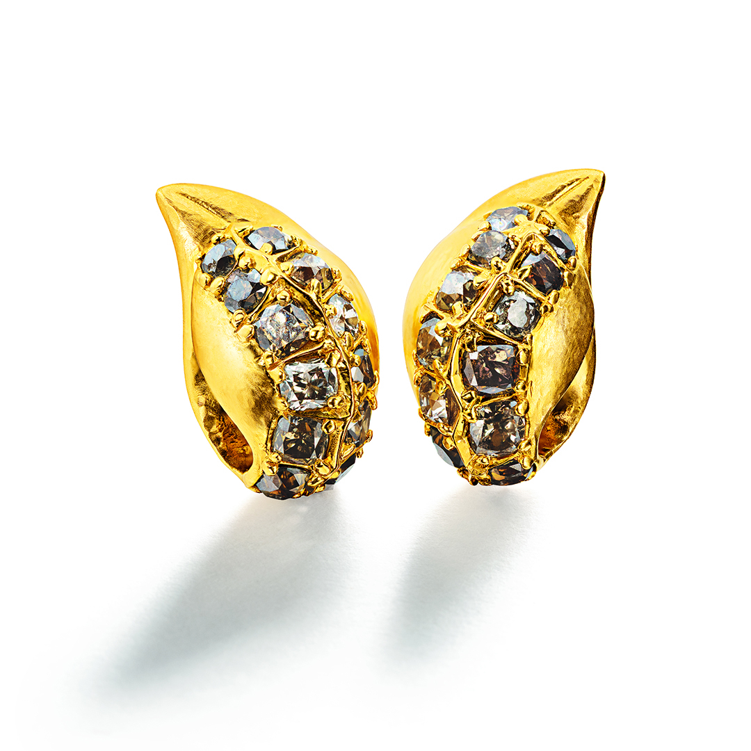 RG03_SG03_S03_Belperron-Serti-Couteau-Leaf-Earclips_BEC521_2024_1080x1080_acf_cropped