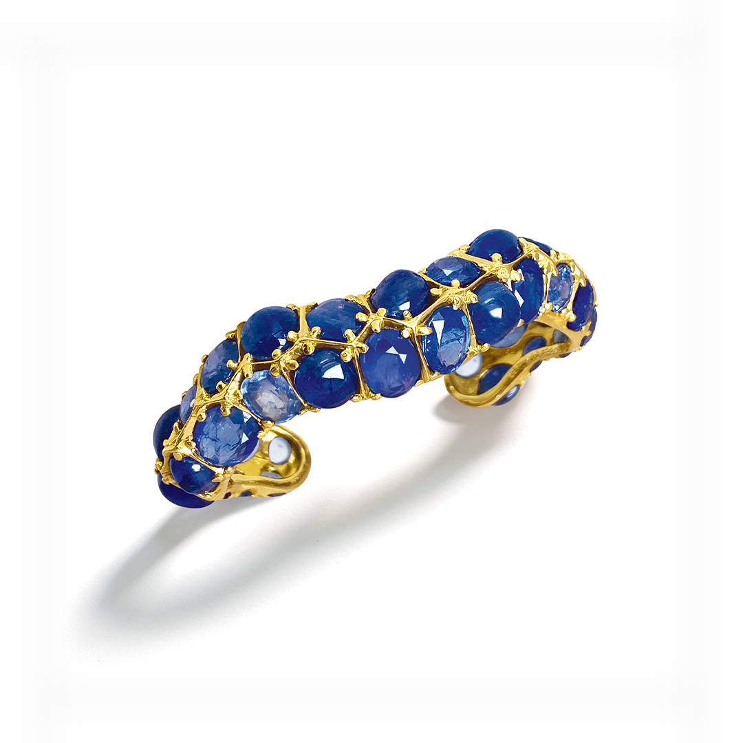 RG03_SG03_S03_Belperron-Serti-Couteau-Wave-Cuff_Sapphire_2026-72dpi_1080x1080_acf_cropped