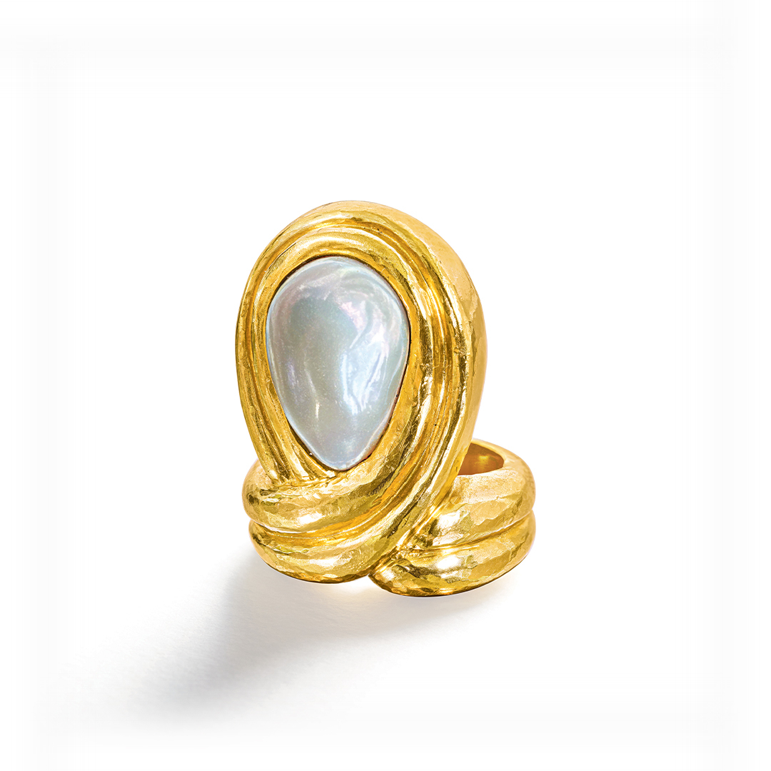 RG03_SG03_S03_Belperron-Turban-Ring_Freshwater-Pearl-Gold_Laying_2026-72dpi_1080x1080_acf_cropped