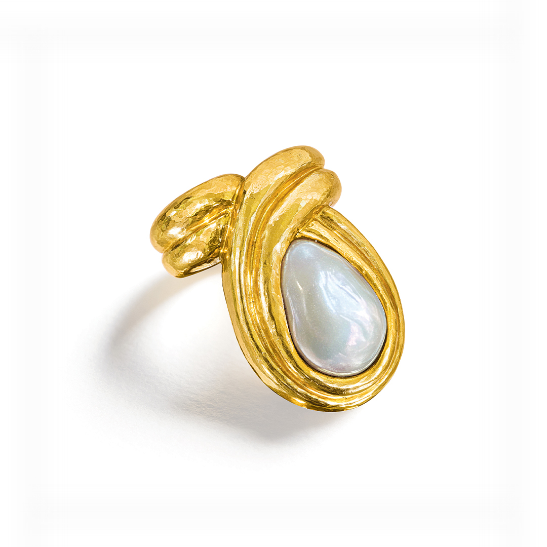 RG03_SG03_S03_Belperron-Turban-Ring_Freshwater-Pearl-Gold_Standing_2026-72dpi_1080x1080_acf_cropped